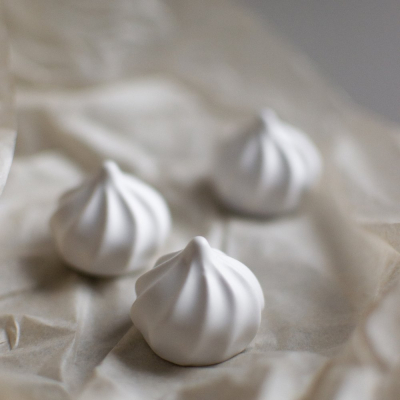                             Keramická dekorácia pusinka Meringue White                        