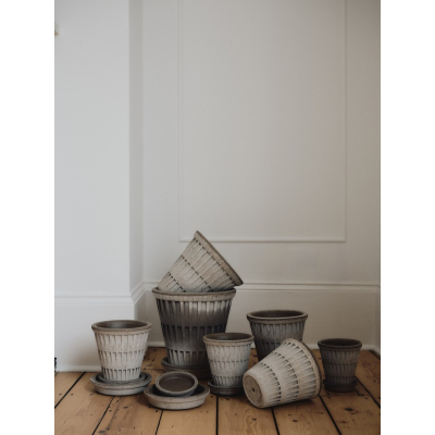                             Kvetináč Pantheon s podmiskou Raw Grey 18 cm                        