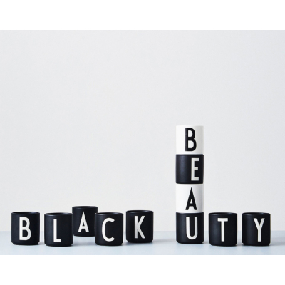                             Čierny porcelánový hrnček Letter T                        