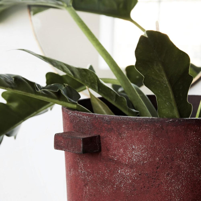                             Červený kovový kvetináč Foem                        