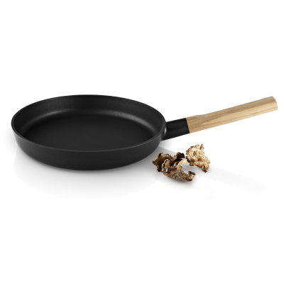Panvica s drevenou rukoväťou Nordic kitchen, 28 cm                    