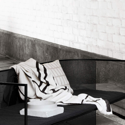                             Česaná bavlnená kockovaná vrhačka Architecture Throw Black                         