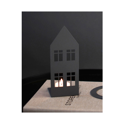                            Kovová dekorácia/svietnik Storgatan House Grey 18 cm                        